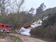 Un camió surt de la via i bolca a Sant Bartomeu del Grau
