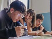 Les llars amb més recursos destinen un 18% més a professors particulars
