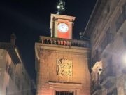La façana de l’Ajuntament de Vic s’il·lumina de groc per al Tour de França 2026