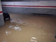 Un garatge de Vic queda inundat i obliga a actuar d’urgència