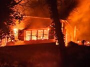 Un incendi espectacular calcina una casa a Centelles