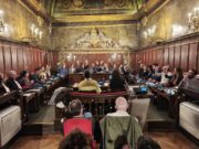 Arnau Comajoan assumeix el càrrec com a regidor de la CUP Vic en un ple dedicat a temes d’educació, mobilitat i drets laborals
