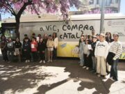 La campanya ‘A Vic, compra en català’ busca promoure l’ús del català en el comerç local