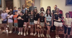 El Consistori Infantil de Vic culmina el curs amb èxit promou l’ús del català al comerç local