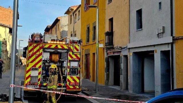 Imatge de l'extinció de l'incendi a l'interior d'un habitatge unifamiliar (Bombers)