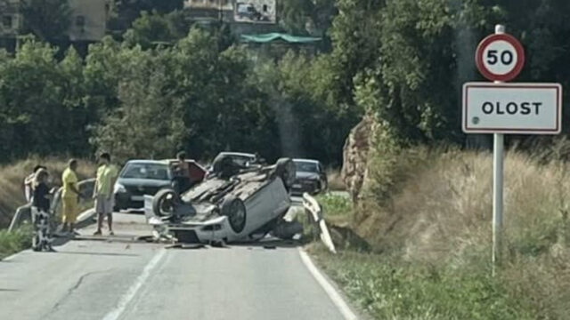 Imatge del cotxe bolcat a l'entrada d'Olost (Anti-radar Garrotxa)