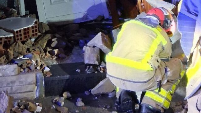 A Roda de Ter, un cotxe s'ha encastat contra la façana d'una casa